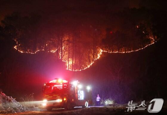 본문 이미지 - 경남 산청 대형 산불이 사흘째로 접어든 23일 오전 산청군 시천면 일대에서 산불이 번지고 있다. 2025.3.23/뉴스1 ⓒ News1 윤일지 기자