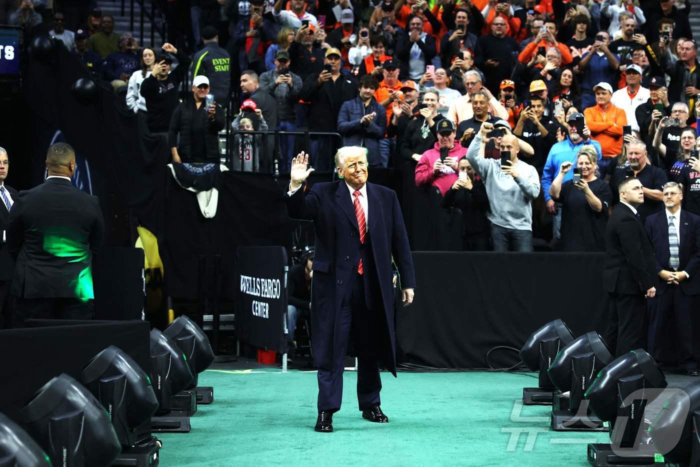 도널드 트럼프 미국 대통령이 22일(현지시간) 펜실베니아주 필라델피아의 웰스 파고 센터에서 열린 NCAA 레슬링 챔피언십 경기에 도착하며 환영을 받고 있다. 2025.03,23 ⓒ AFP=뉴스1 ⓒ News1 우동명 기자