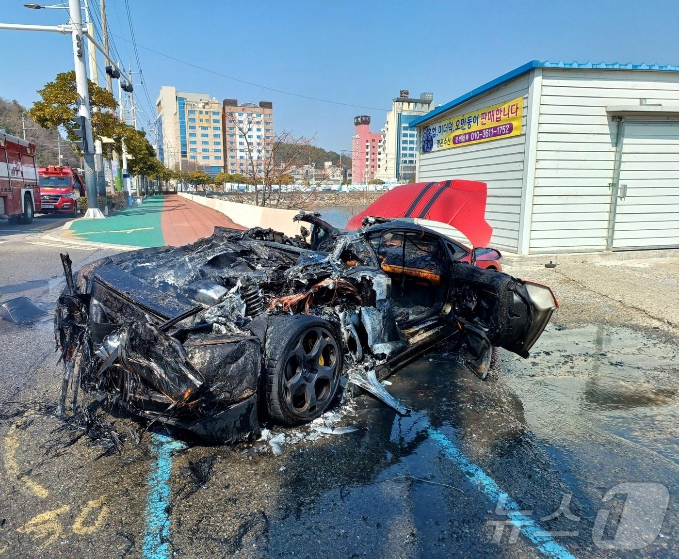 본문 이미지 - 불에 탄 람보르기니.(여수소방서 제공. 재판매 및 DB 금지)