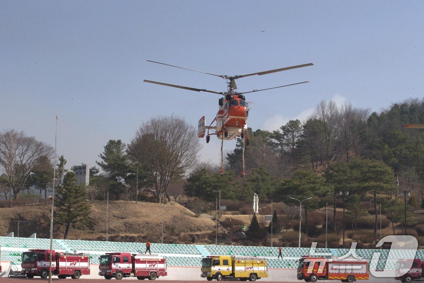 경북 의성군  산불 나흘째인 25일 경북 의성군민운동장에서 산림청 산불전문진화헬기와 화재진화 장비가 분주히 움직이고 있다.2025.3.23/뉴스1 ⓒ News1 신성훈 기자