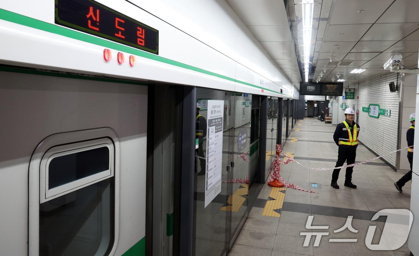 본문 이미지 - 23일 오전 서울 지하철 2호선 신도림역에서 열차 탈선 사고가 발생해 관계자들이 복구작업을 하고 있다. 서울교통공사에 따르면 23일 오전 7시 50분경, 2호선 신도림역 4번 승강장에서 출고 대기 중이던 제5931열차(291편성)가 정위치에 정차하던 중 차막이를 추돌해 탈선 사고가 발생했다. 2025.3.23/뉴스1 ⓒ News1 김명섭 기자
