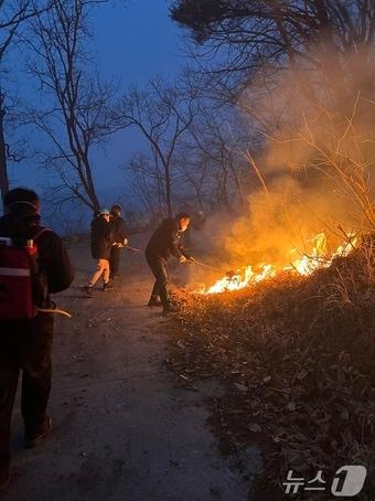 본문 이미지 - 하동 산불 진화 작업(하동군 제공. 재판매 및 DB금지).