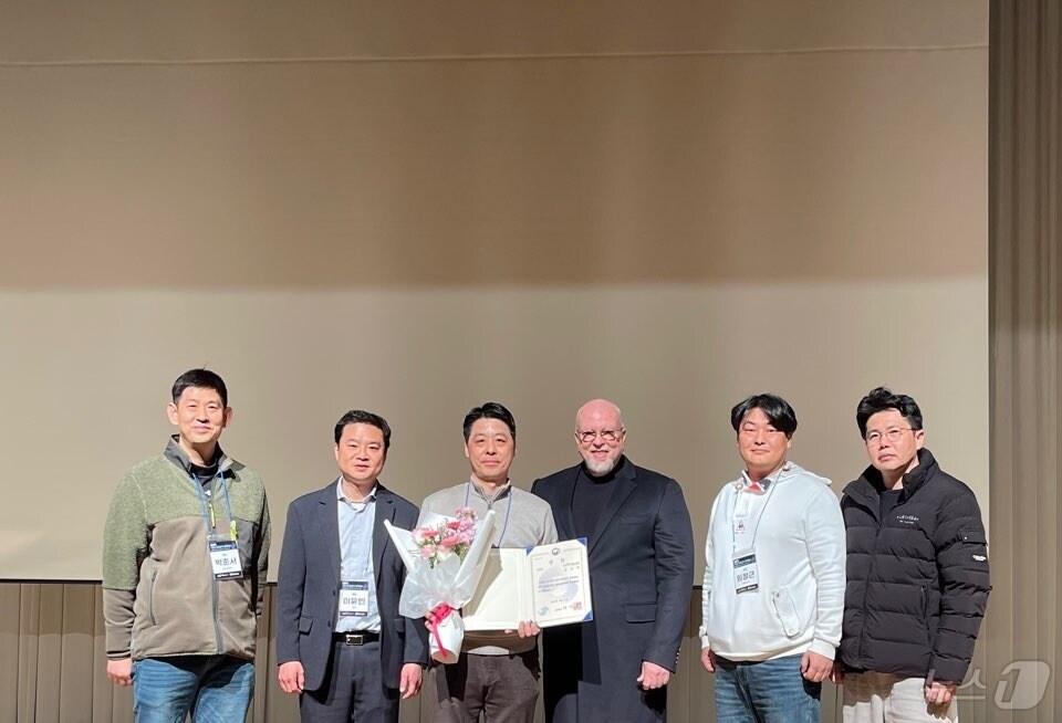 본문 이미지 - 충남소방본부 관계자 등이 기념촬영을 하고 있다.