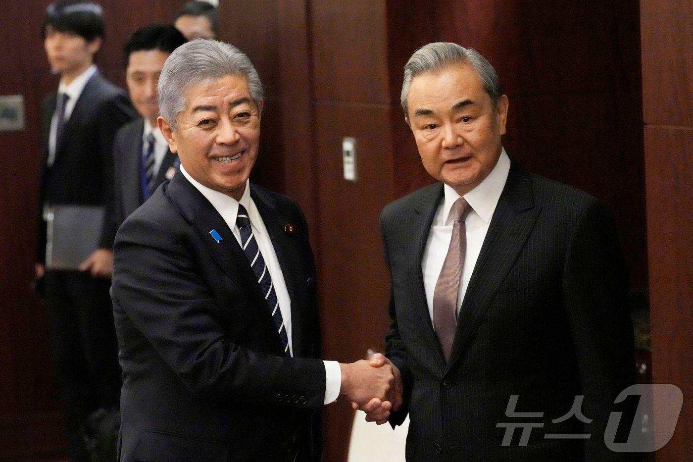 왕이 중국 외교부장(오른쪽)과 이와야 다케시 일본 외무상 ⓒ AFP=뉴스1 ⓒ News1 우동명 기자