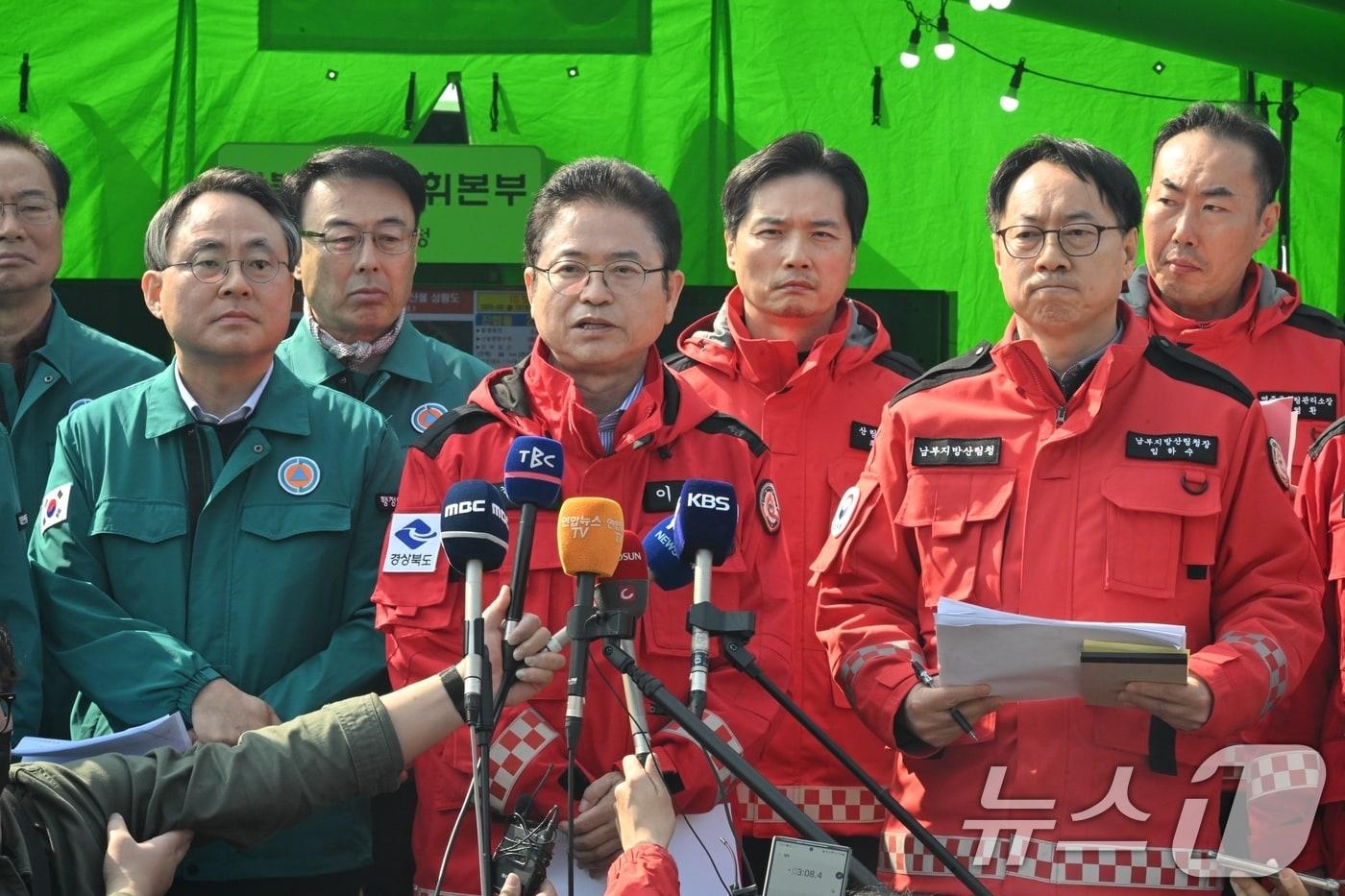 이철우 경북도지사가 23일 경북 의성군 안평면사무소에 설치된 지회 본부에서 의성 산불 상황 관련 기자회견을 하고 있다. 2025.3.23 (경북소방본부 제공. 재판매 및 DB 금지) 2025.3.23/뉴스1 ⓒ News1 신성훈 기자