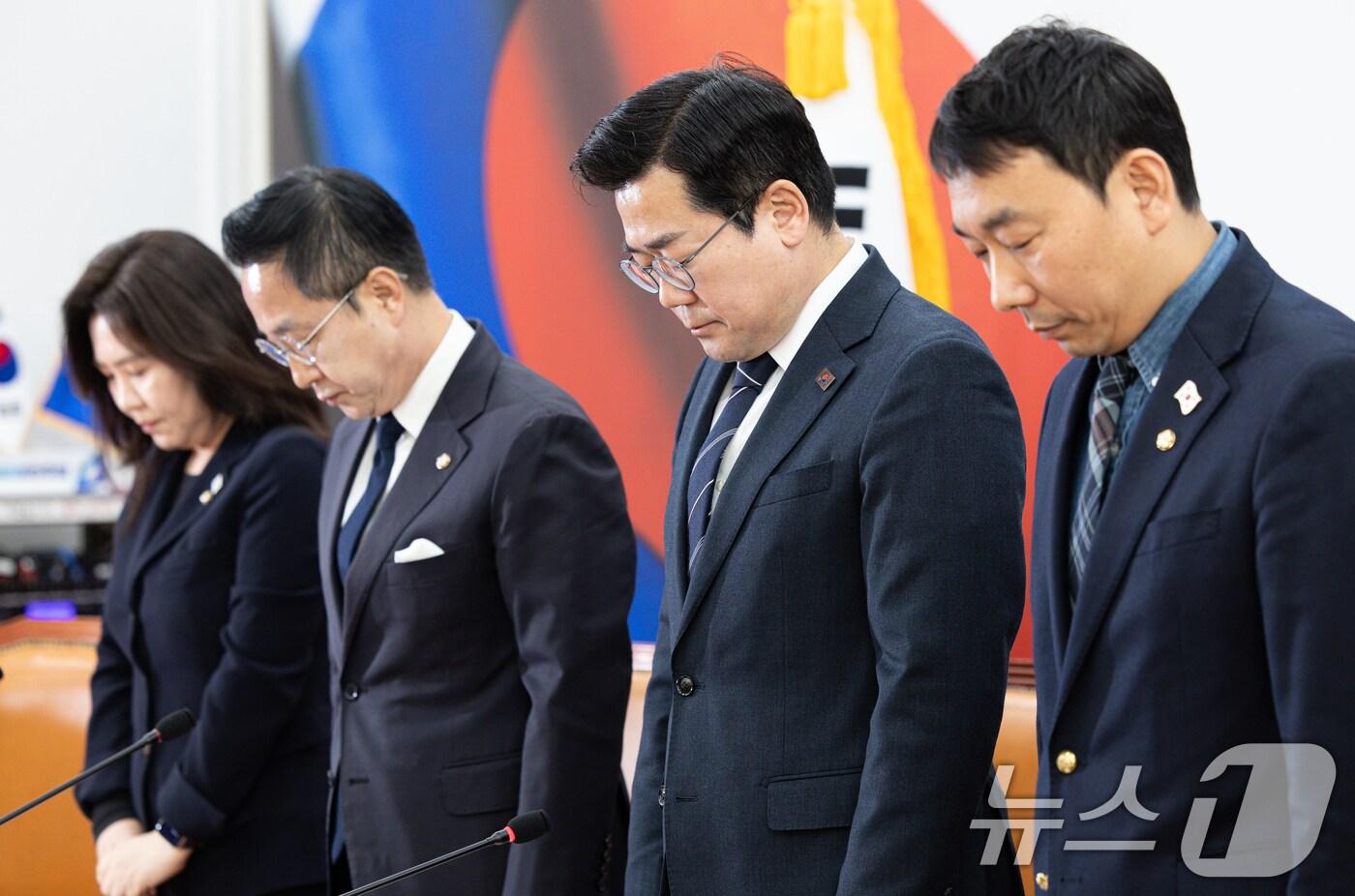 박찬대 더불어민주당 원내대표가 23일 오전 서울 여의도 국회에서 열린 기자간담회에 앞서 산불 진화로 숨진 진화대원 등을 추모하며 묵념을 하고 있다. 2025.3.23/뉴스1 ⓒ News1 이재명 기자