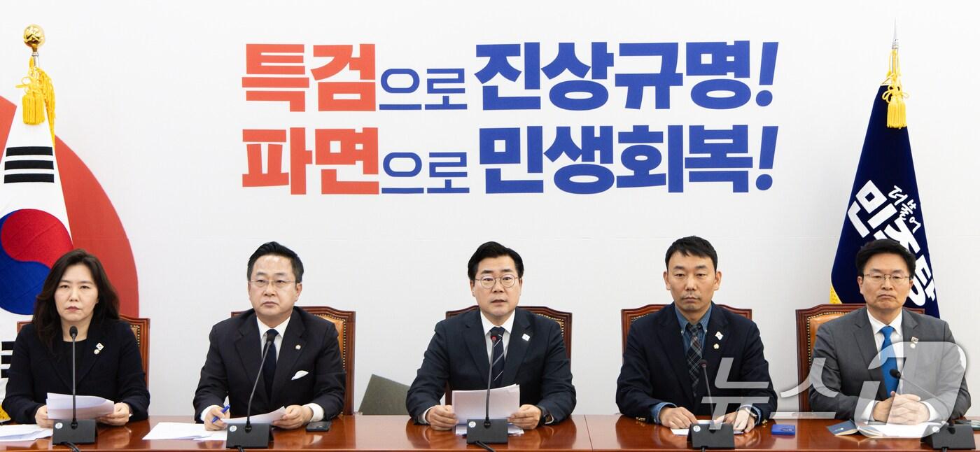 박찬대 더불어민주당 원내대표가 23일 오전 서울 여의도 국회에서 열린 기자간담회에서 발언을 하고 있다. 2025.3.23/뉴스1 ⓒ News1 이재명 기자