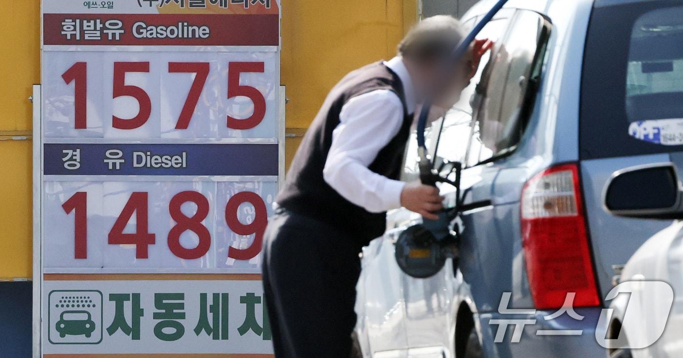 전국 주유소 휘발유와 경유 가격이 각각 7주, 6주 연속 하락한 23일 서울 도심의 한 주유소에 휘발유와 경유 가격이 표시되어 있다. 2025.3.23/뉴스1 ⓒ News1 허경 기자