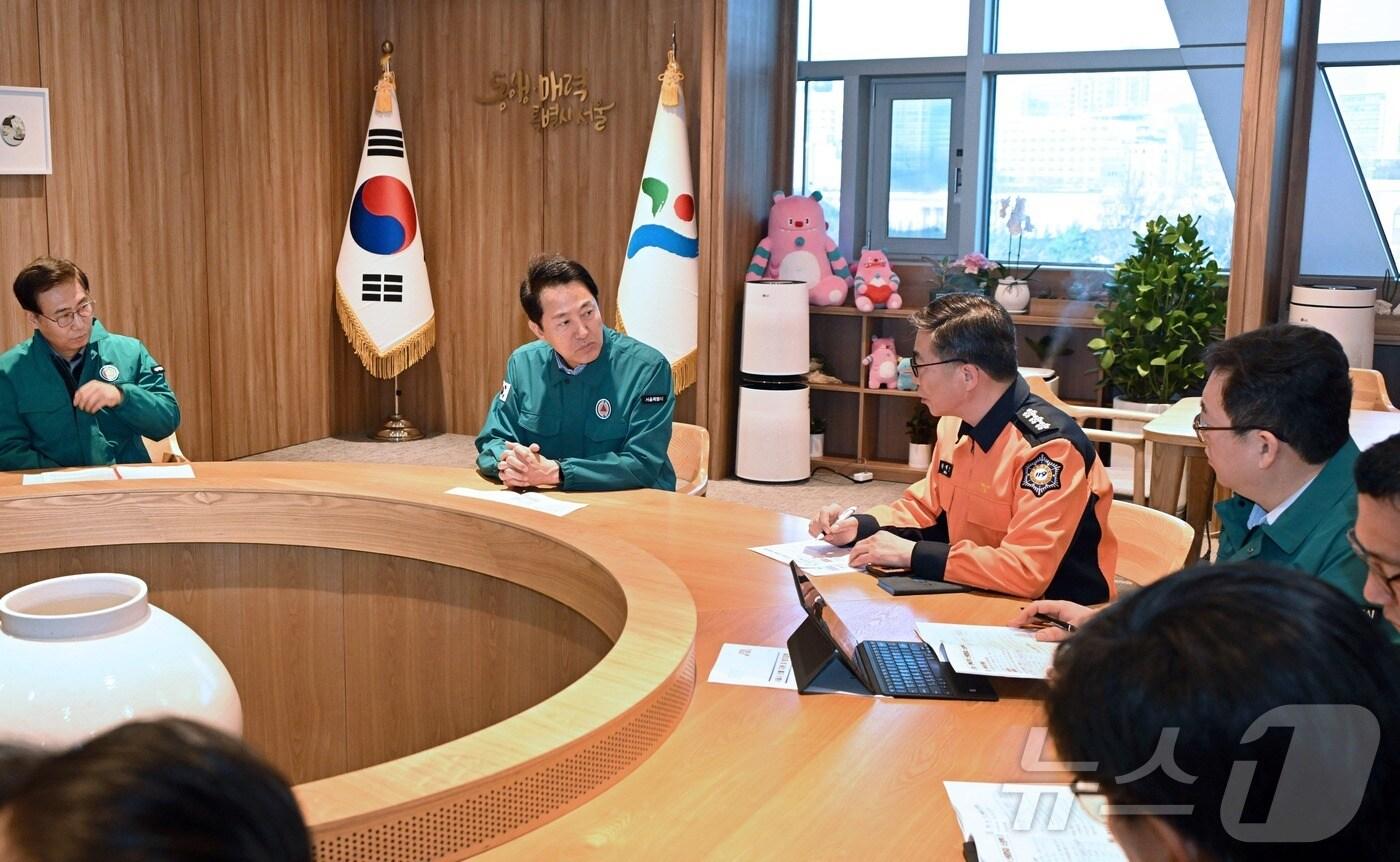본문 이미지 - 서울시는 23일 오전 7시 30분 오세훈 서울시장 주재로 '서울시 산불 지원 및 방지대책' 긴급회의를 열고 산불 피해지역에 대한 지원을 논의했다. (서울시 제공)