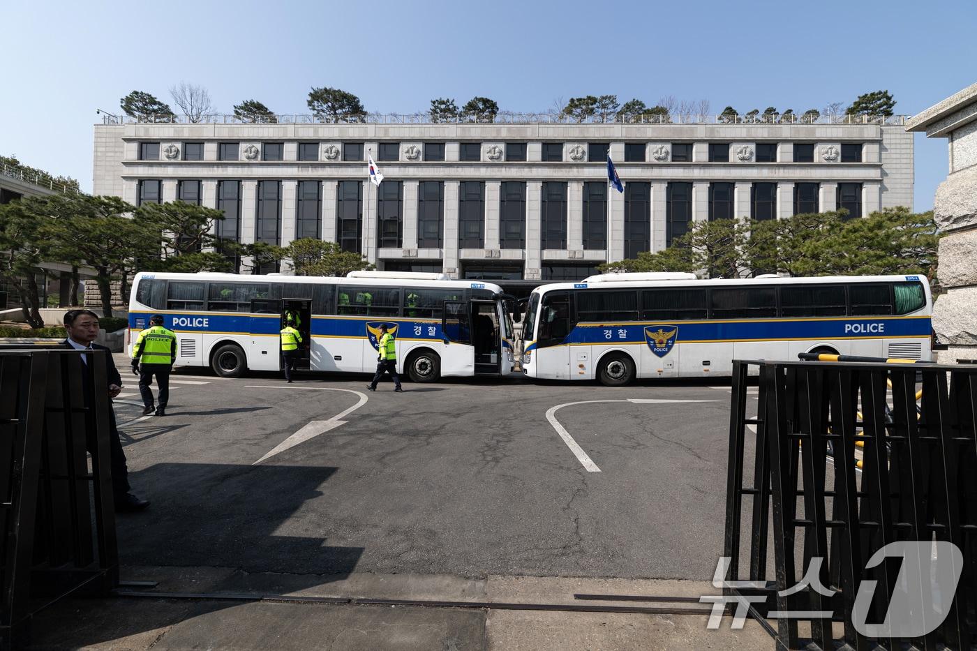 &#39;12·3 비상계엄&#39; 관련 한덕수 국무총리의 탄핵 심판 사건 선고를 하루 앞둔 23일 서울 종로구 헌법재판소에 경찰 차벽이 설치돼 있다.2025.3.23/뉴스1 ⓒ News1 이승배 기자