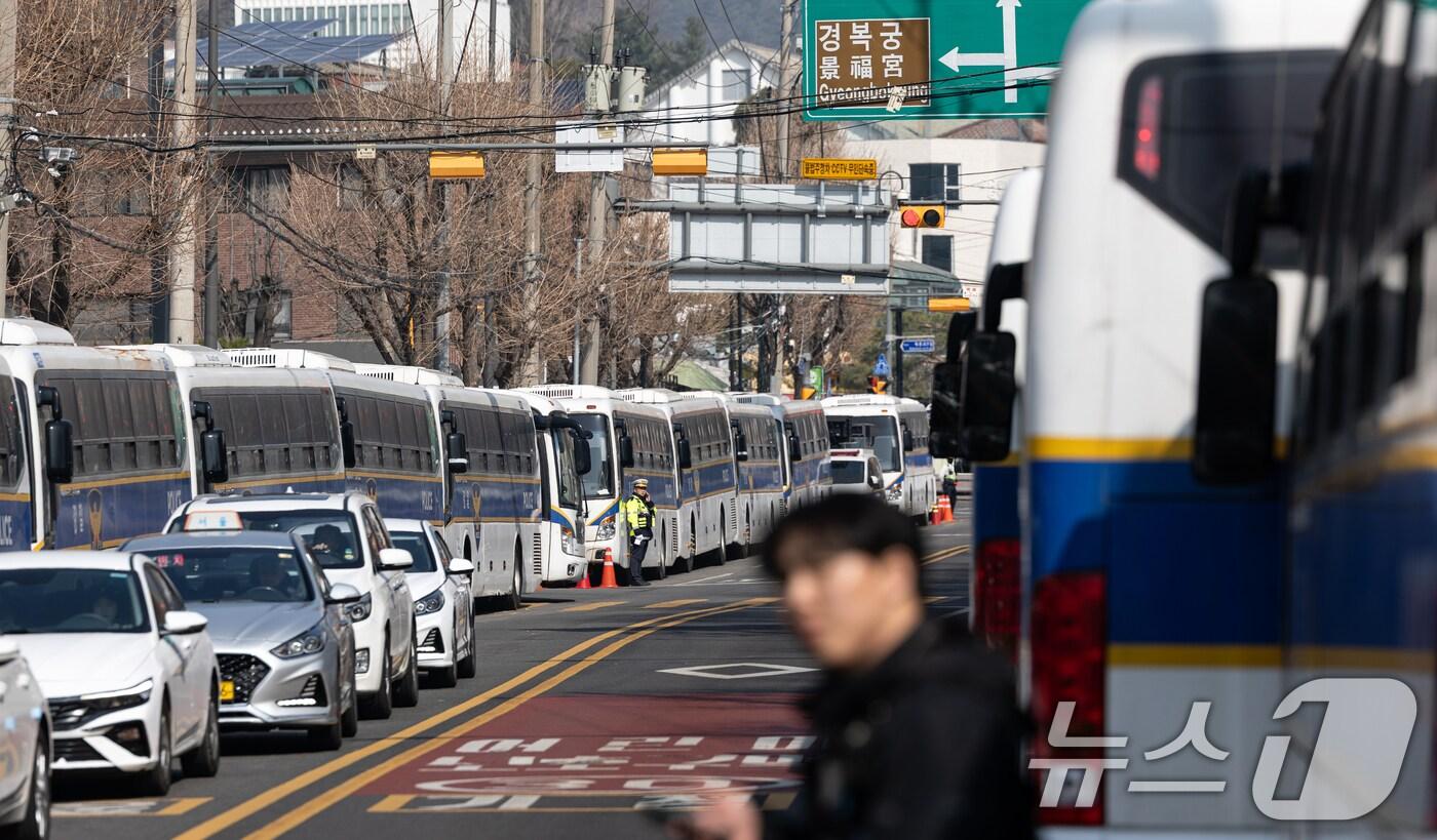 &#39;12·3 비상계엄&#39; 관련 한덕수 국무총리의 탄핵 심판 사건 선고를 하루 앞둔 23일 서울 종로구 헌법재판소 일대에 경찰 차벽이 설치돼 있다. 2025.3.23/뉴스1 ⓒ News1 이승배 기자