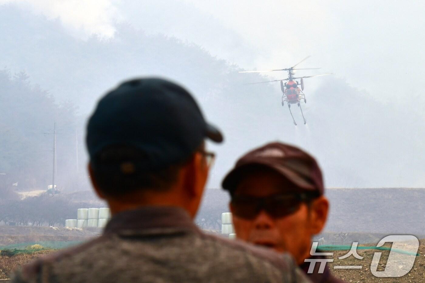 본문 이미지 - 경북 의성군 산불 이틀째인 23일 단촌면 상화리 주민이 마을쪽으로 확산되는 불을 보며 걱정하고 있다. ⓒ News1 최창호 기자