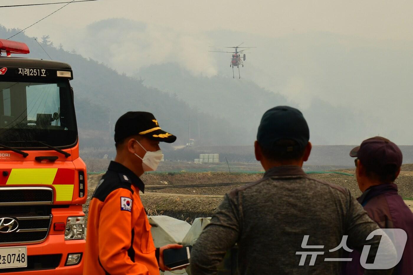 본문 이미지 - 경북 의성군 산불 이틀째인 23일 단촌면 상화리 주민이 마을쪽으로 확산되는 불을 보며 걱정하고 있다. ⓒ News1 최창호 기자