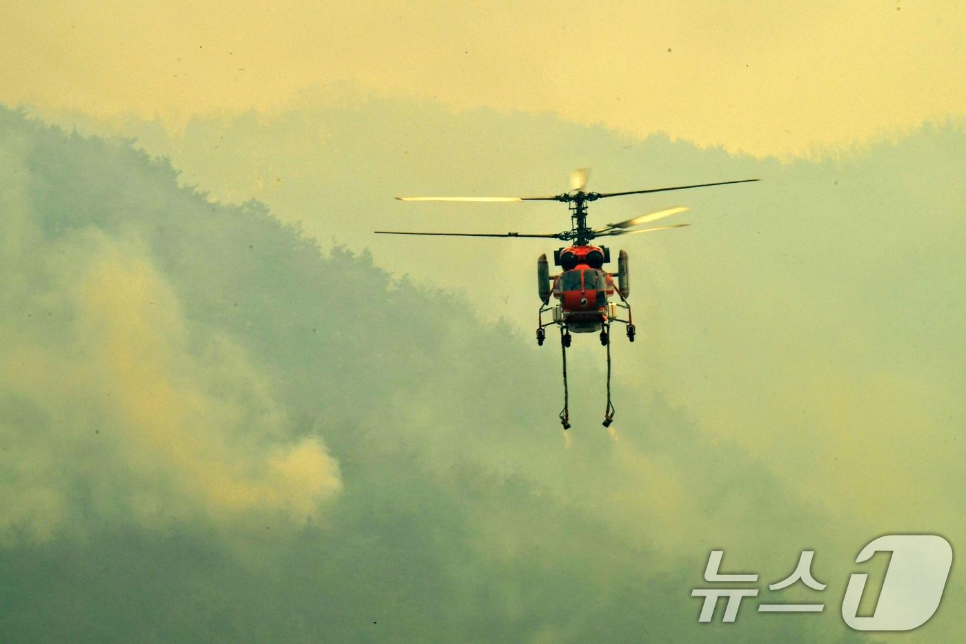 경북 의성군 산불 이틀째인 23일 단촌면 상화리에서 산림청 산불진화헬기가 진화에 나서고 있다. 2025.3.23/뉴스1 ⓒ News1 최창호 기자