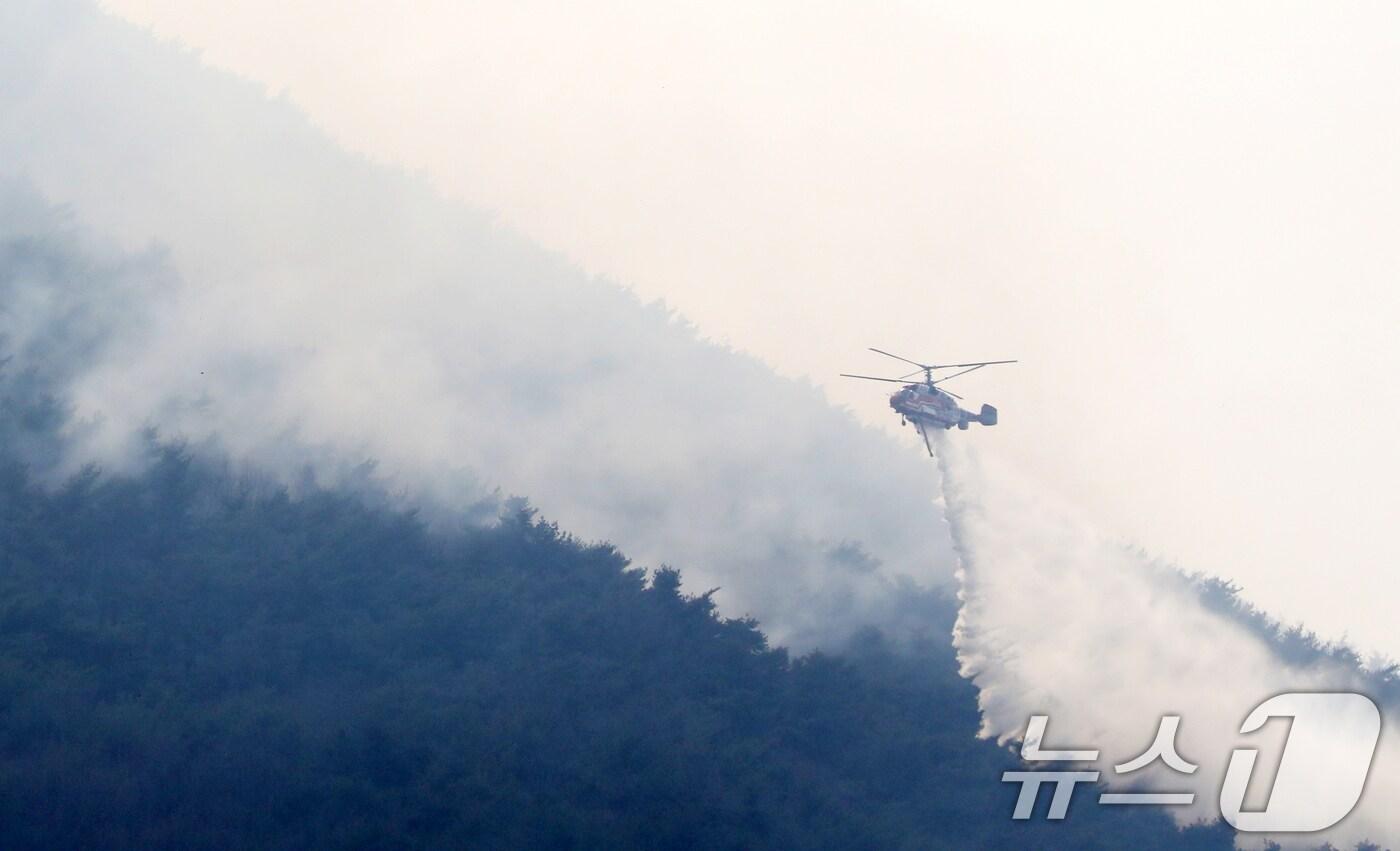 경남 산청 대형 산불이 사흘째로 접어든 23일 오후 산청군 시천면 일대에서 산불진화 헬기가 진화작업을 벌이고 있다. 2025.3.23/뉴스1 ⓒ News1 윤일지 기자