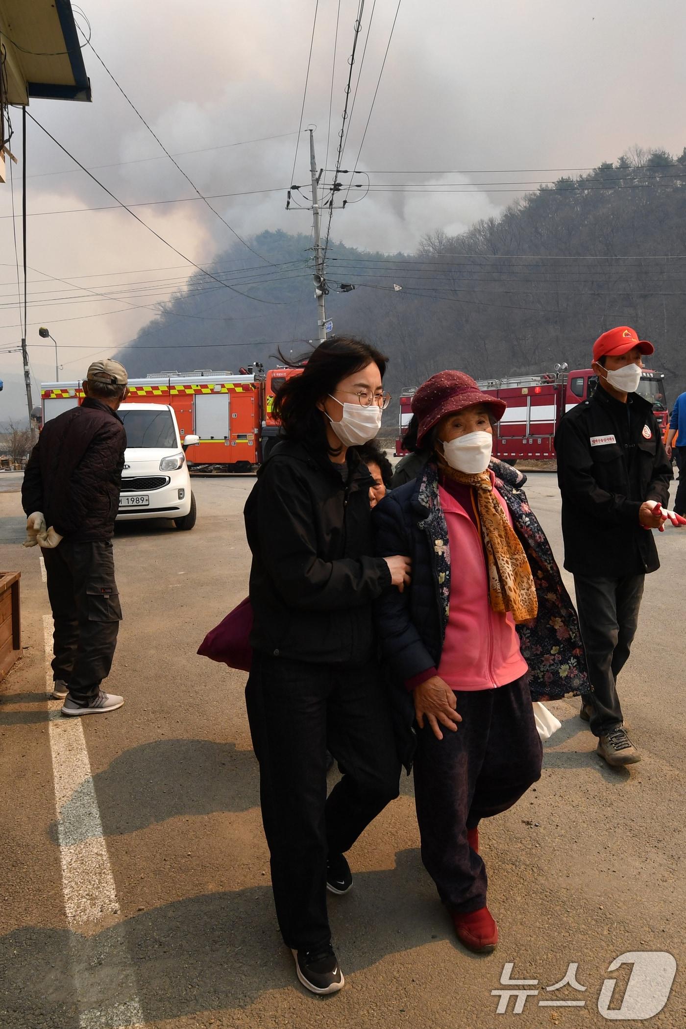 본문 이미지 - 경북 의성군 산불 이틀째인 23일 오후 단촌면 상화리 주민들이 마을 앞까지 불길이 확산되자 안전한 곳으로 대피하고 있다. 2025.3.23/뉴스1 ⓒ News1 최창호 기자