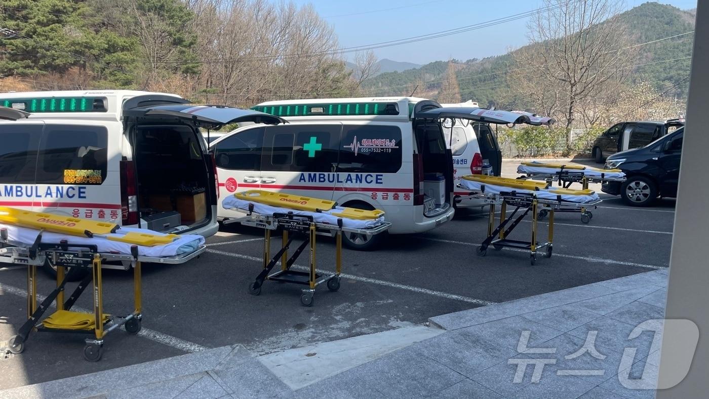 23일 오전 산청 산불로 숨진 30대 공무원과 산불진화대원 3명의 시신이 안치된 경남 산청군 산청장례식장 앞에 시신을 운구하기 위한 구급차들이 대기하고 있다.2025.3.23/뉴스1 강정태 기자