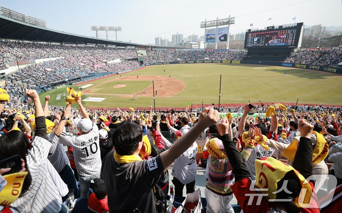 23일 서울 송파구 잠실야구장에서 열린 '2025 신한 SOL 뱅크 KBO리그' 롯데 자이언츠와 LG 트윈스의 경기에서 1루 LG 응원단이 2회말 박동원의 솔로홈런이 나오자 환호하고 있다. 2025.3.23/뉴스1 ⓒ News1 김진환 기자