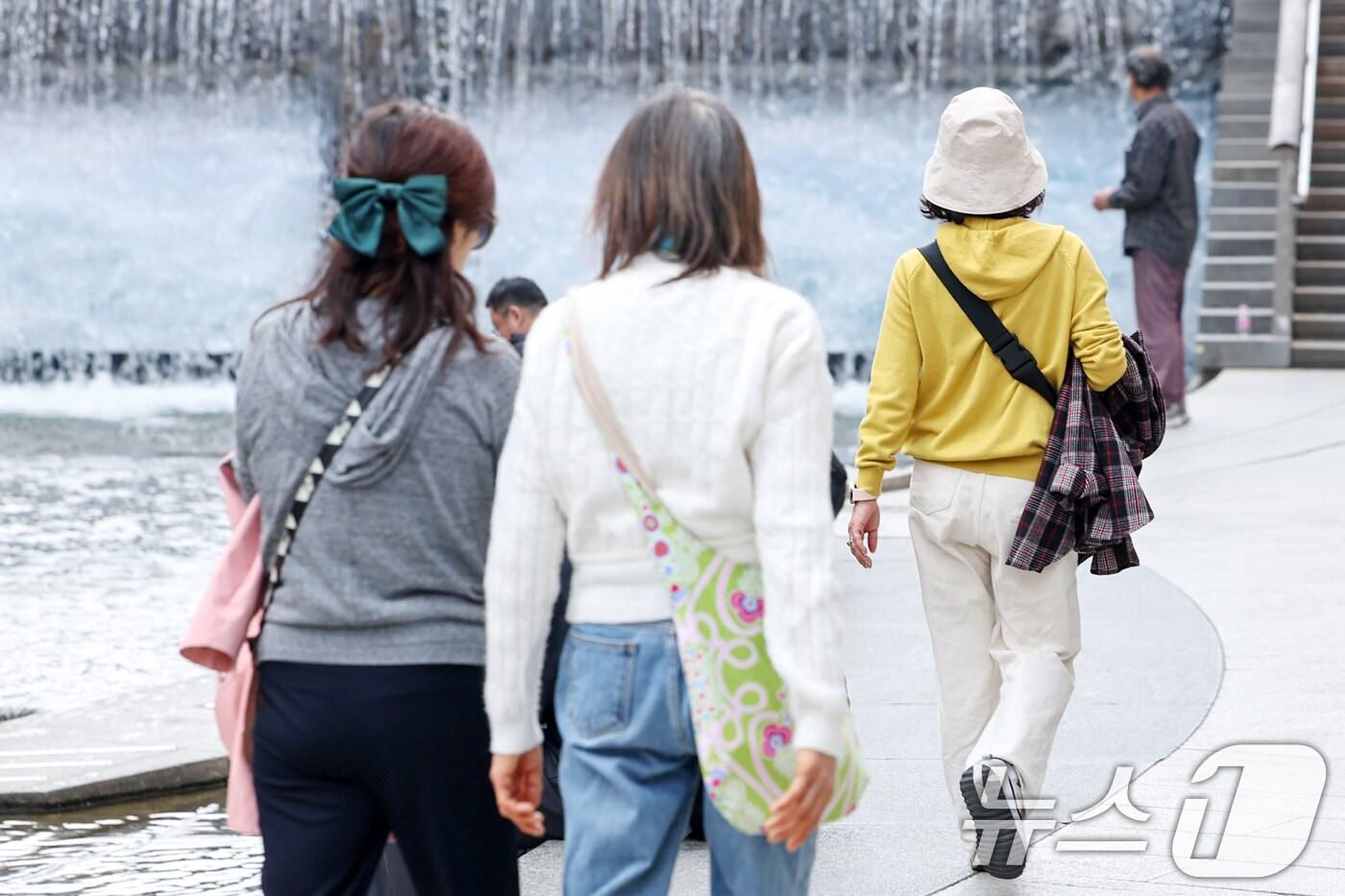 겉옷을 벗어 든 시민들ⓒ News1 민경석 기자