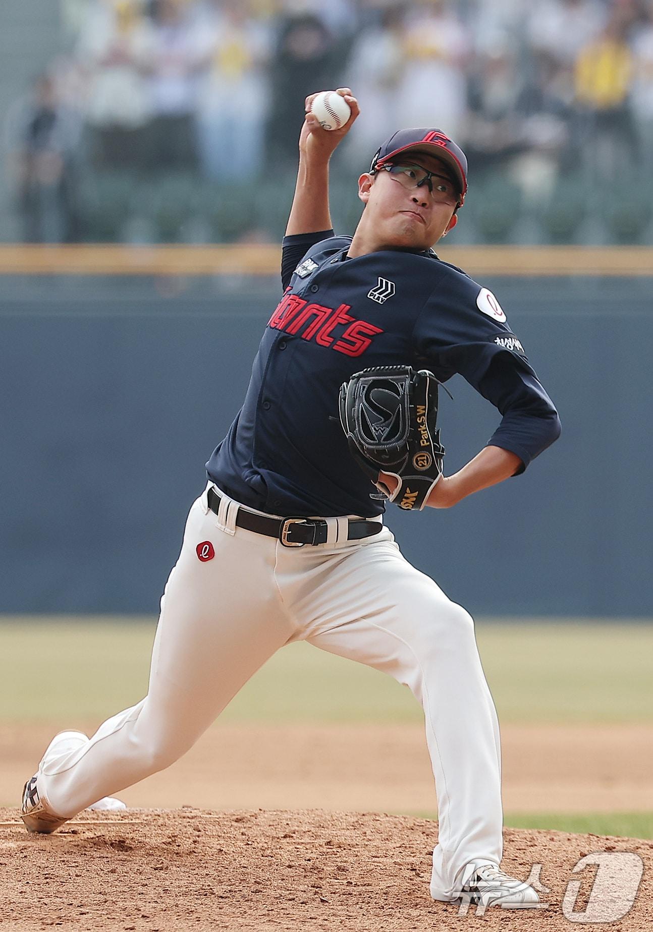 본문 이미지 - 23일 서울 송파구 잠실야구장에서 열린 '2025 신한 SOL 뱅크 KBO리그' 롯데 자이언츠와 LG 트윈스의 경기, 롯데 선발 박세웅이 5회말 등판해 힘차게 공을 던지고 있다.2025.3.23/뉴스1 ⓒ News1 김진환 기자