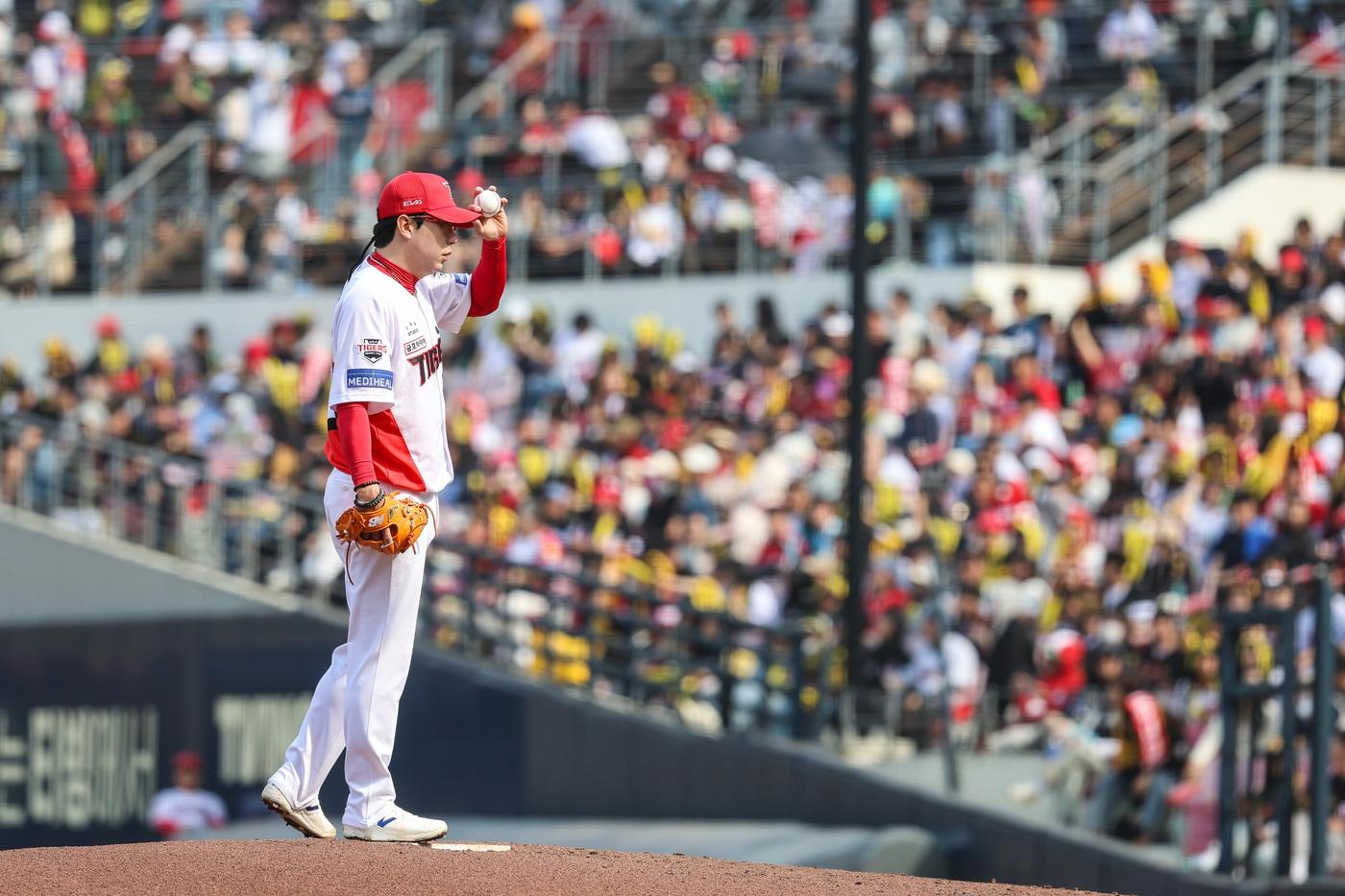 KIA 타이거즈 투수 양현종은 23일 열린 2025 신한 SOL뱅크 KBO리그 NC 다이노스와 홈 경기에 선발 등판해 5이닝 4실점으로 고전했다. (KIA 타이거즈 제공)