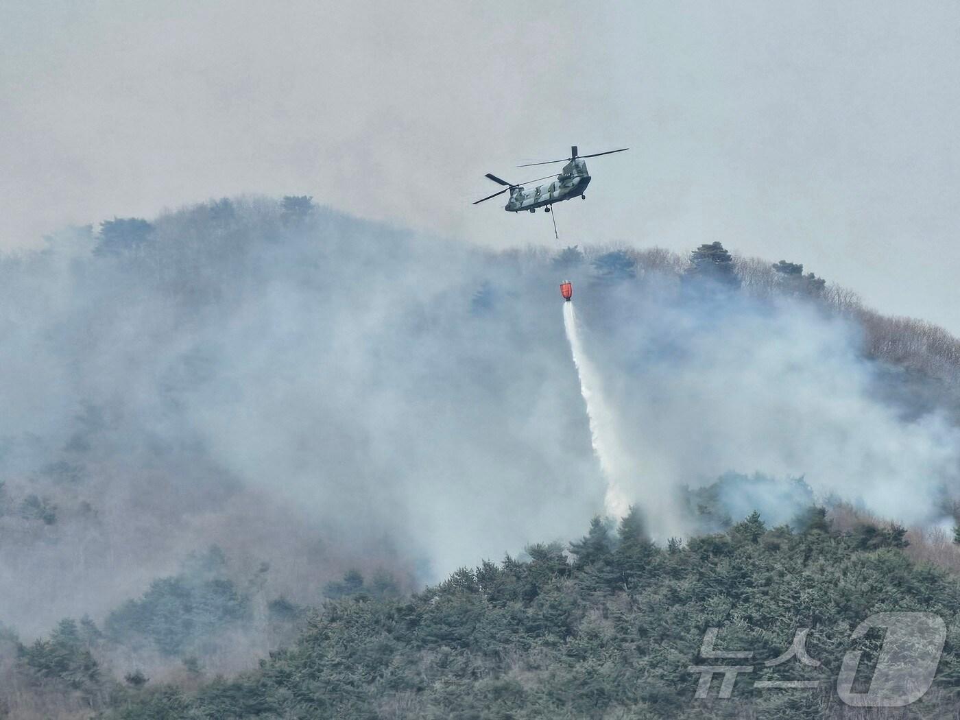 본문 이미지 - 23일 경남 산청군 시천면 일원에서 산림 당국이 헬기를 동원해 진화 작업을 벌이고 있다. 2025.3.23/뉴스1 ⓒ News1 한송학 기자