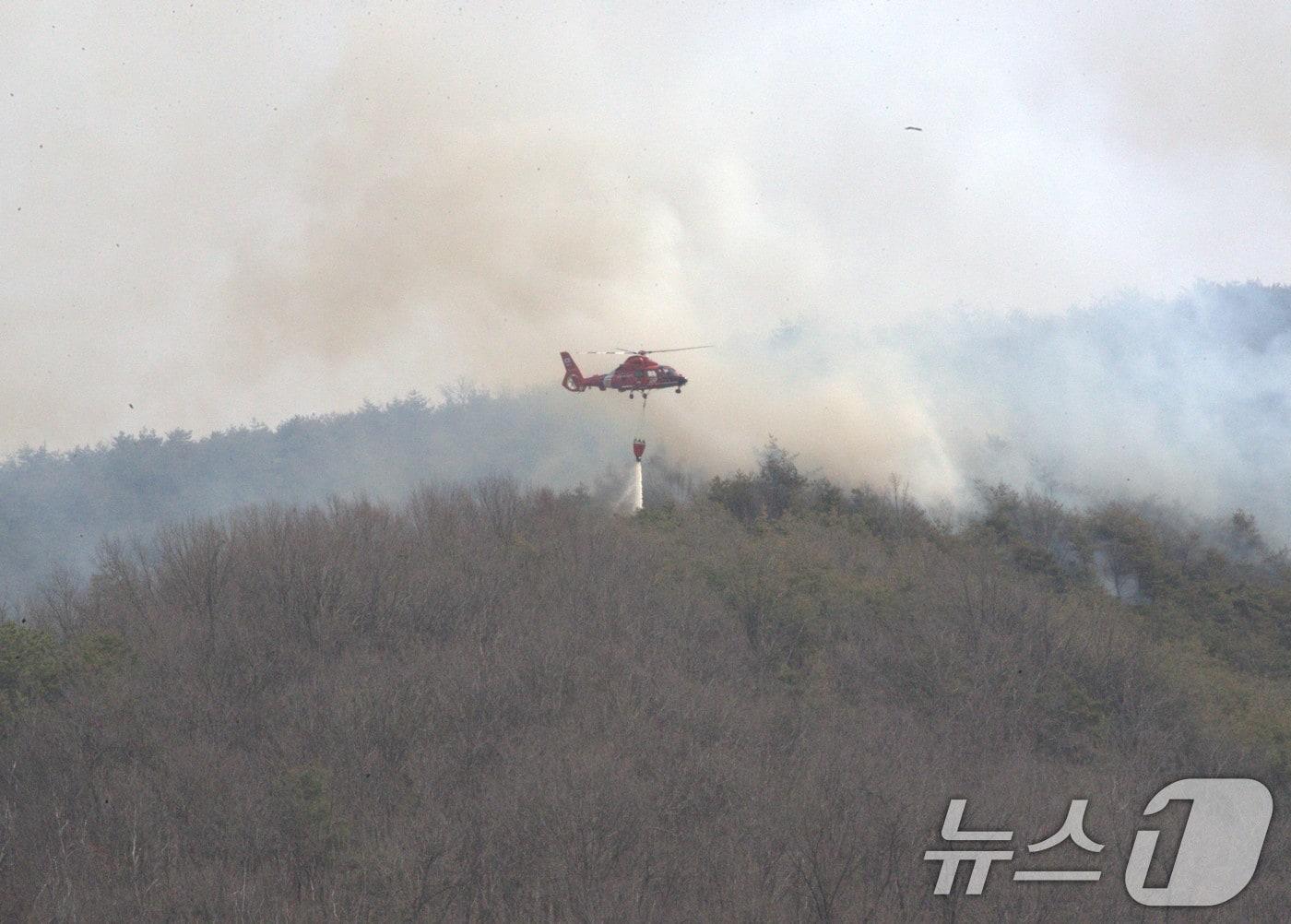 본문 이미지 - 23일 경북 의성군에서 산불이 발생해 헬기가 화재를 진화하고 있다. 2025.3.23/뉴스1 ⓒ News1 신성훈 기자