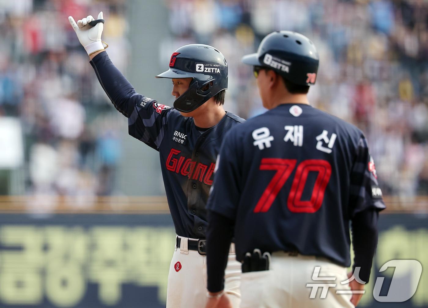 본문 이미지 - 23일 서울 송파구 잠실야구장에서 열린 &#39;2025 신한 SOL 뱅크 KBO리그&#39; 롯데 자이언츠와 LG 트윈스의 경기, 롯데 전민재가 8회초 1사 만루 상황 적시타를 친 뒤 더그아웃을 향해 세리머니를 하고 있다. 2025.3.23/뉴스1 ⓒ News1 김진환 기자