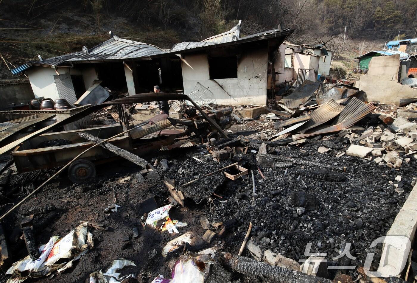 경남 산청 대형 산불이 사흘째로 접어든 23일 오후 산청군 시천면 중태마을 민가가 불에 타 있다. 2025.3.23/뉴스1 ⓒ News1 윤일지 기자