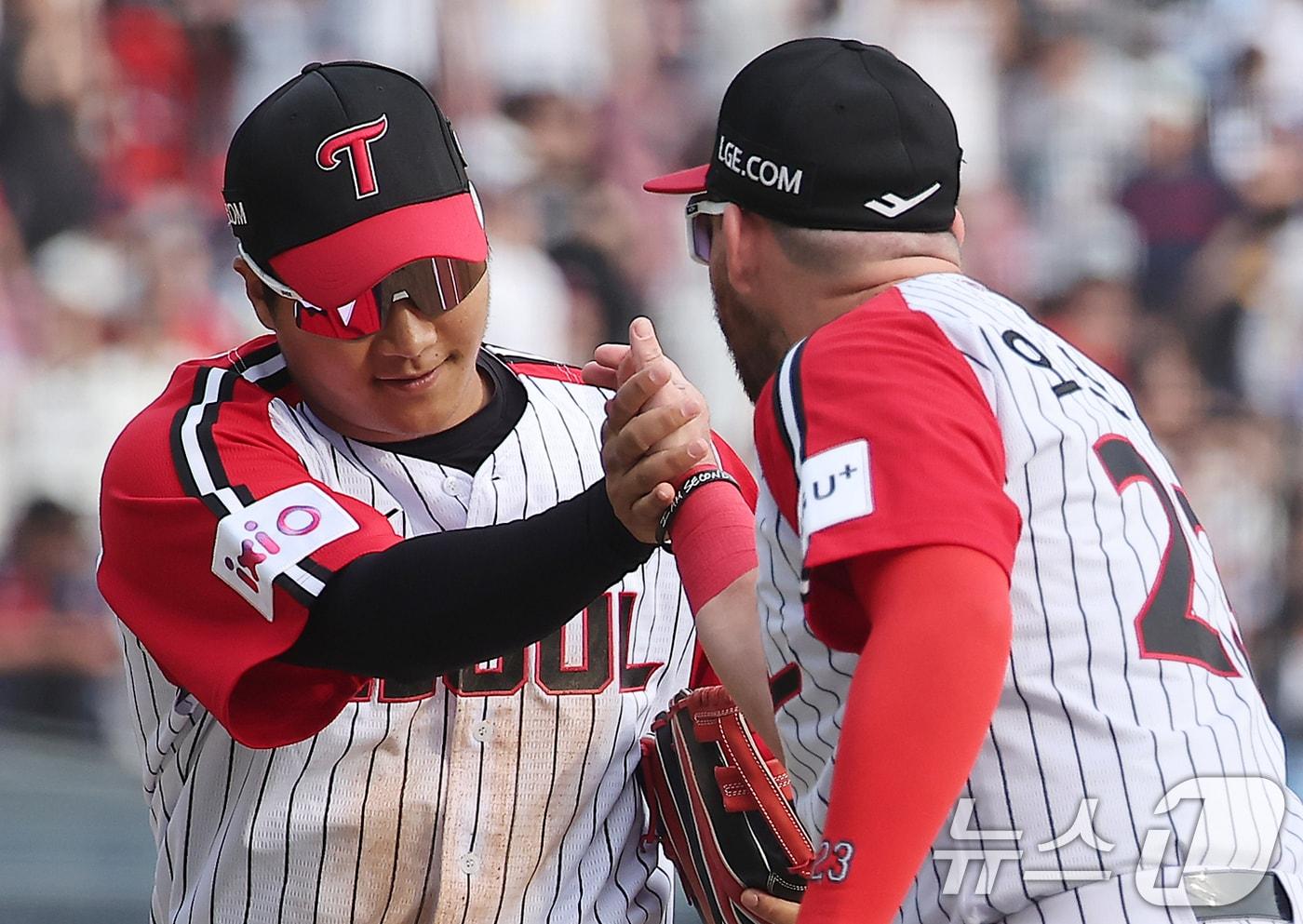 LG 트윈스 문보경&#40;왼쪽&#41;과 오스틴 딘. 2025.3.23/뉴스1 ⓒ News1 김진환 기자
