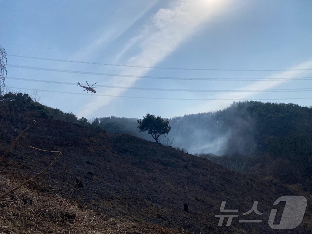 본문 이미지 - 23일 경남 함양군 유림면에서 난 산불.2025.03.23/뉴스1 한송학기자