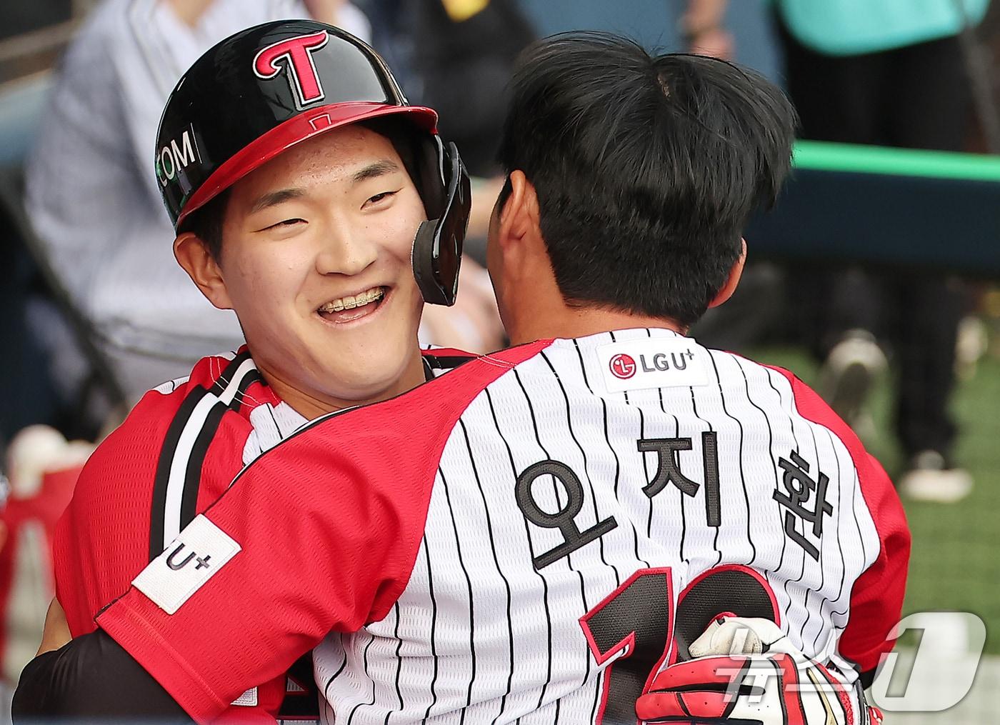 본문 이미지 - 23일 서울 송파구 잠실야구장에서 열린 '2025 신한 SOL 뱅크 KBO리그' 롯데 자이언츠와 LG 트윈스의 경기, LG 문정빈이 8회말 2사 3루 투런홈런을 친 뒤 더그아웃에서 오지환과 기쁨을 나누고 있다. 2025.3.23/뉴스1 ⓒ News1 김진환 기자
