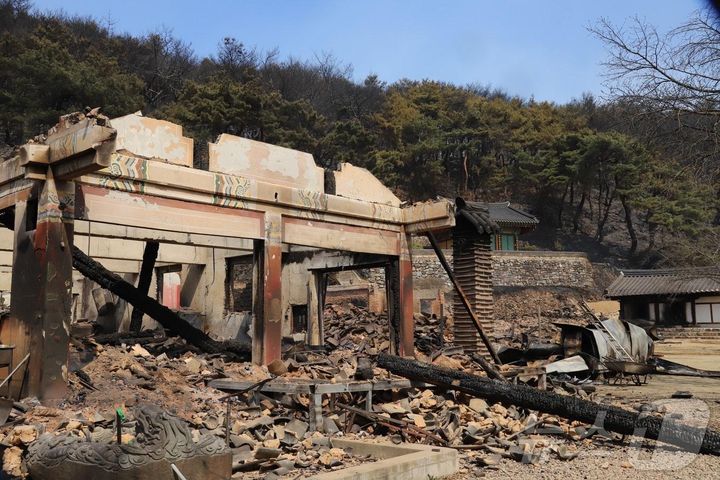 지난 22일 의성 산불로 인해 안평면 천등산에 위치한 운람사 사찰이 불에 탔다.2025.3.23/뉴스1