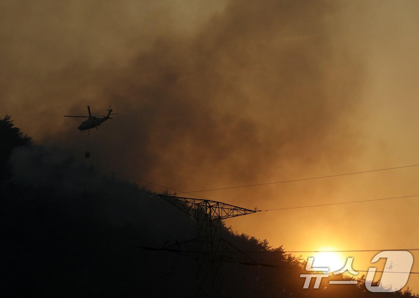 경남 산청 대형 산불이 사흘째로 접어든 23일 오후 산청군 단성면 일대에서 산불진화 헬기가 진화작업을 벌이고 있다. 2025.3.23/뉴스1 ⓒ News1 윤일지 기자
