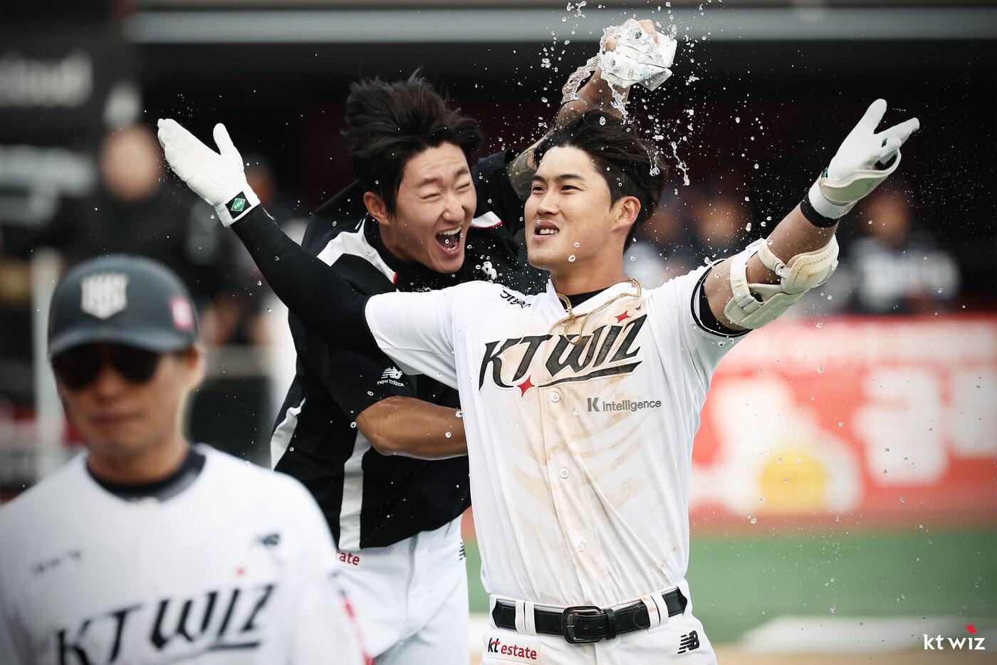 KT 배정대가 23일 한화전에서 끝내기 안타를 친 뒤 동료들에게 물세례를 받고 있다.(KT 위즈 제공)
