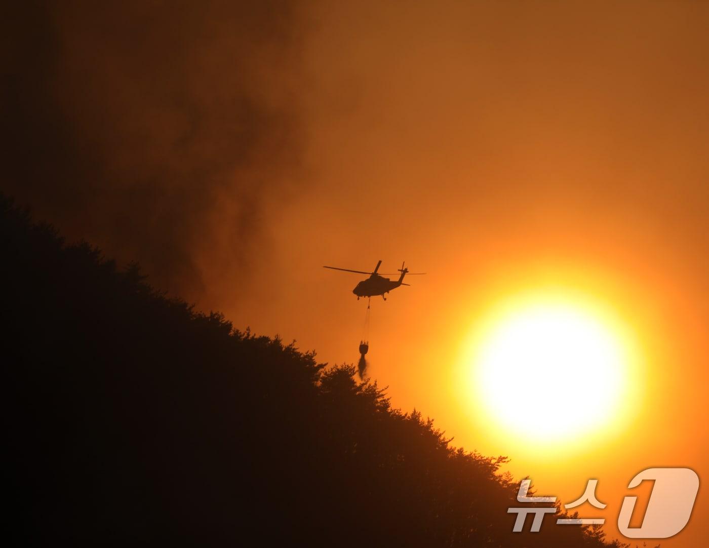 본문 이미지 - 경남 산청 대형 산불이 사흘째로 접어든 23일 오후 산청군 단성면 일대에서 산불진화 헬기가 진화작업을 벌이고 있다. 2025.3.23/뉴스1 ⓒ News1 윤일지 기자
