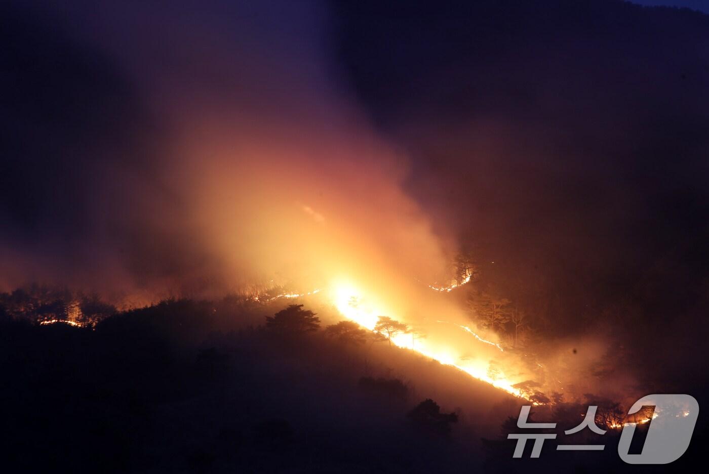 경남 산청 대형 산불이 사흘째로 접어든 23일 오후 산청군 단성면 일대에서 산불이 번지고 있다. 2025.3.23/뉴스1 ⓒ News1 윤일지 기자