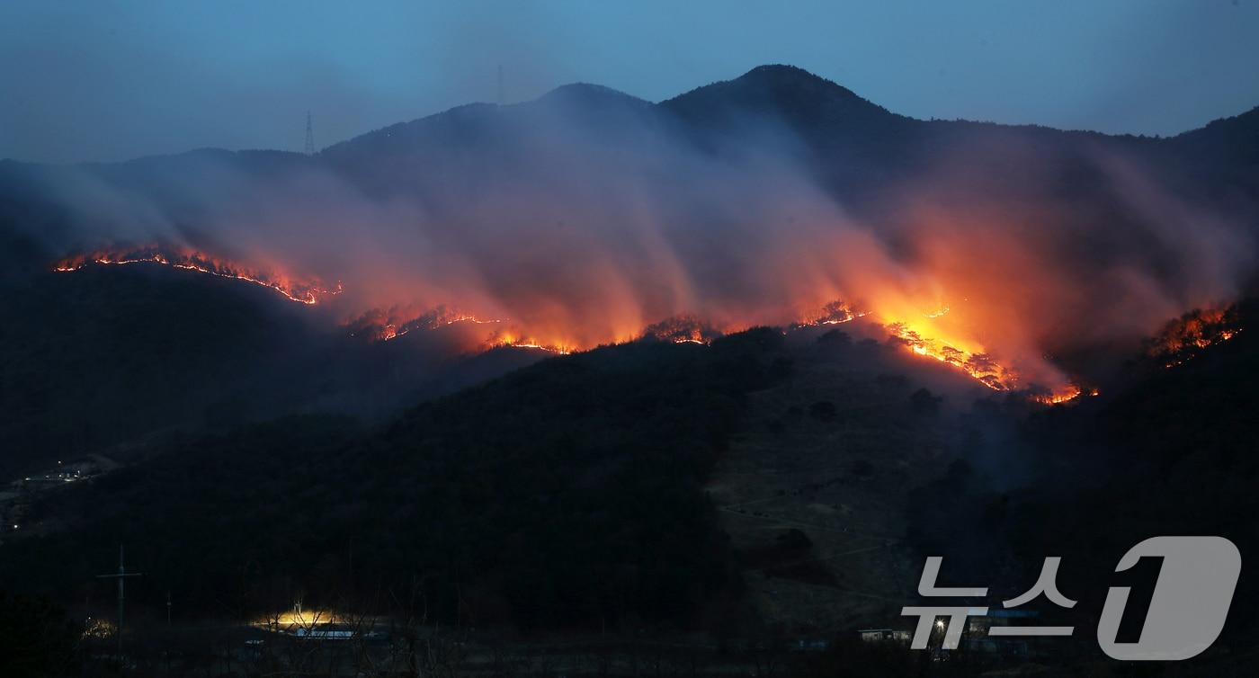 경남 산청 대형 산불이 사흘째로 접어든 23일 오후 산청군 단성면 일대에서 산불이 번지고 있다. 2025.3.23/뉴스1 ⓒ News1 윤일지 기자