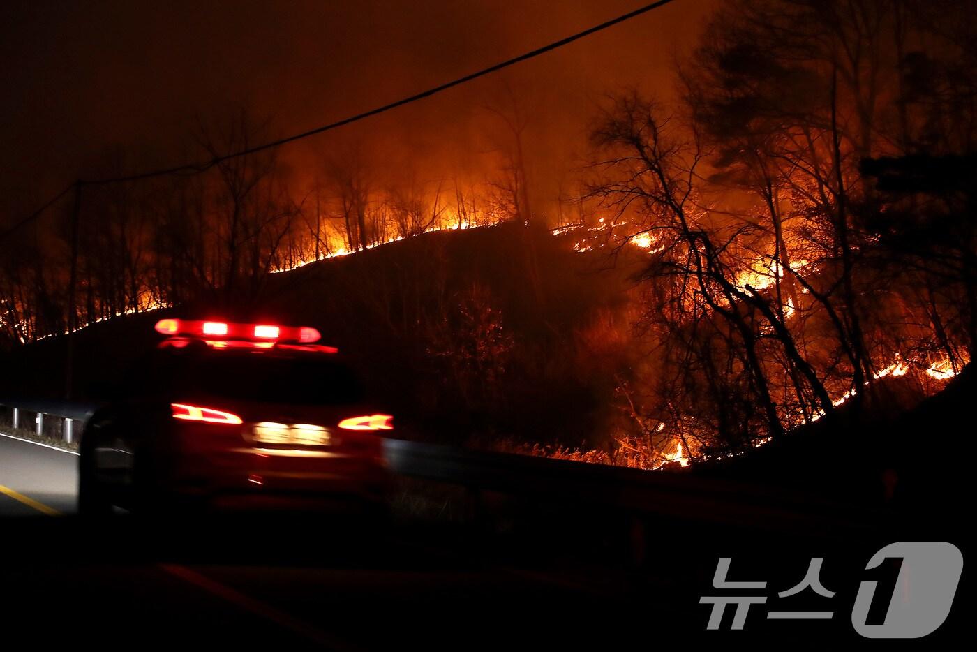 23일 오후 어둠이 내린 경북 의성군 안평면 야산에 산불이 번지고 있다. 2025.3.23/뉴스1 ⓒ News1 공정식 기자