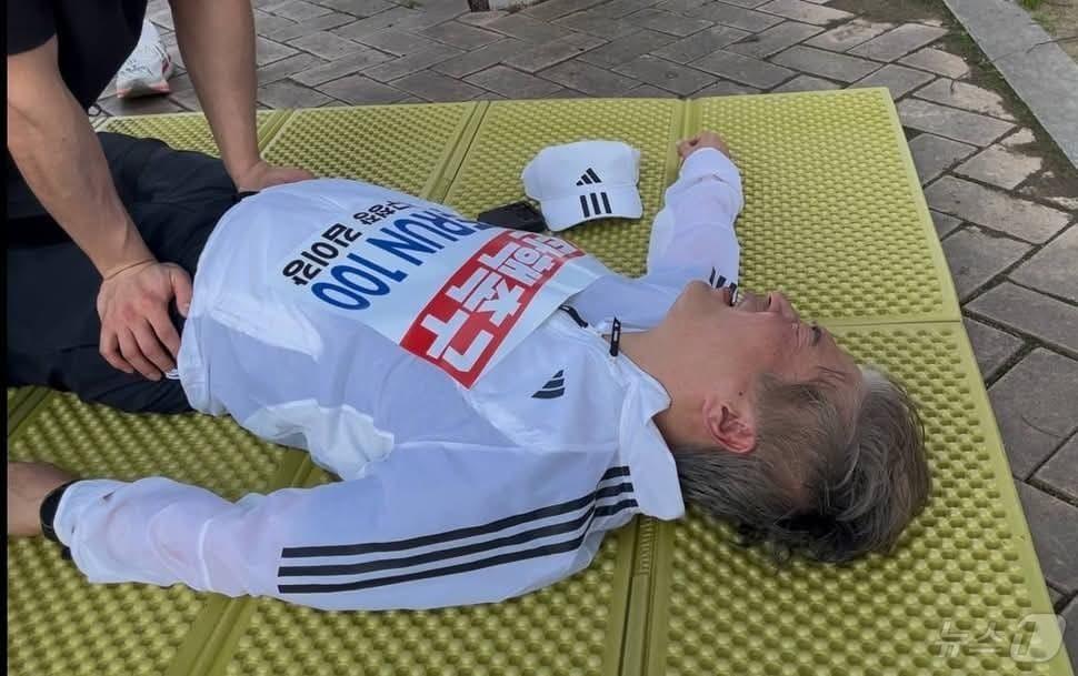 본문 이미지 - 김이강 광주 서구청장이 윤석열 대통령 탄핵을 촉구하는 100㎞ 달리기를 하던 도중 드러누워 숨을 고르고 있다.(SNS.재배포 및 DB 금지)