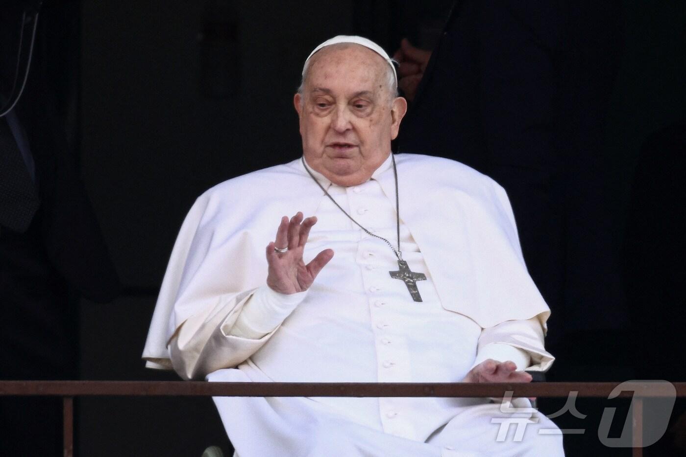 폐렴으로 입원했던 프란치스코 교황이 23일(현지시간) 이탈리아 로마 제멜리 병원에서 퇴원하며 시민들에게 인사하고 있다. 25.3.23/뉴스1 ⓒ 로이터=뉴스1 ⓒ News1 신웅수 기자