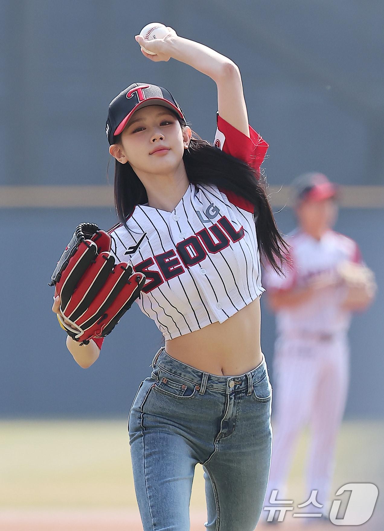 본문 이미지 - 걸그룹 (여자)아이들 미연이 23일 서울 송파구 잠실야구장에서 열린 '2025 신한 SOL 뱅크 KBO리그' 롯데 자이언츠와 LG 트윈스의 경기를 앞두고 시구행사에 참여하고 있다. 2025.3.23 ⓒ 뉴스1 김진환 기자