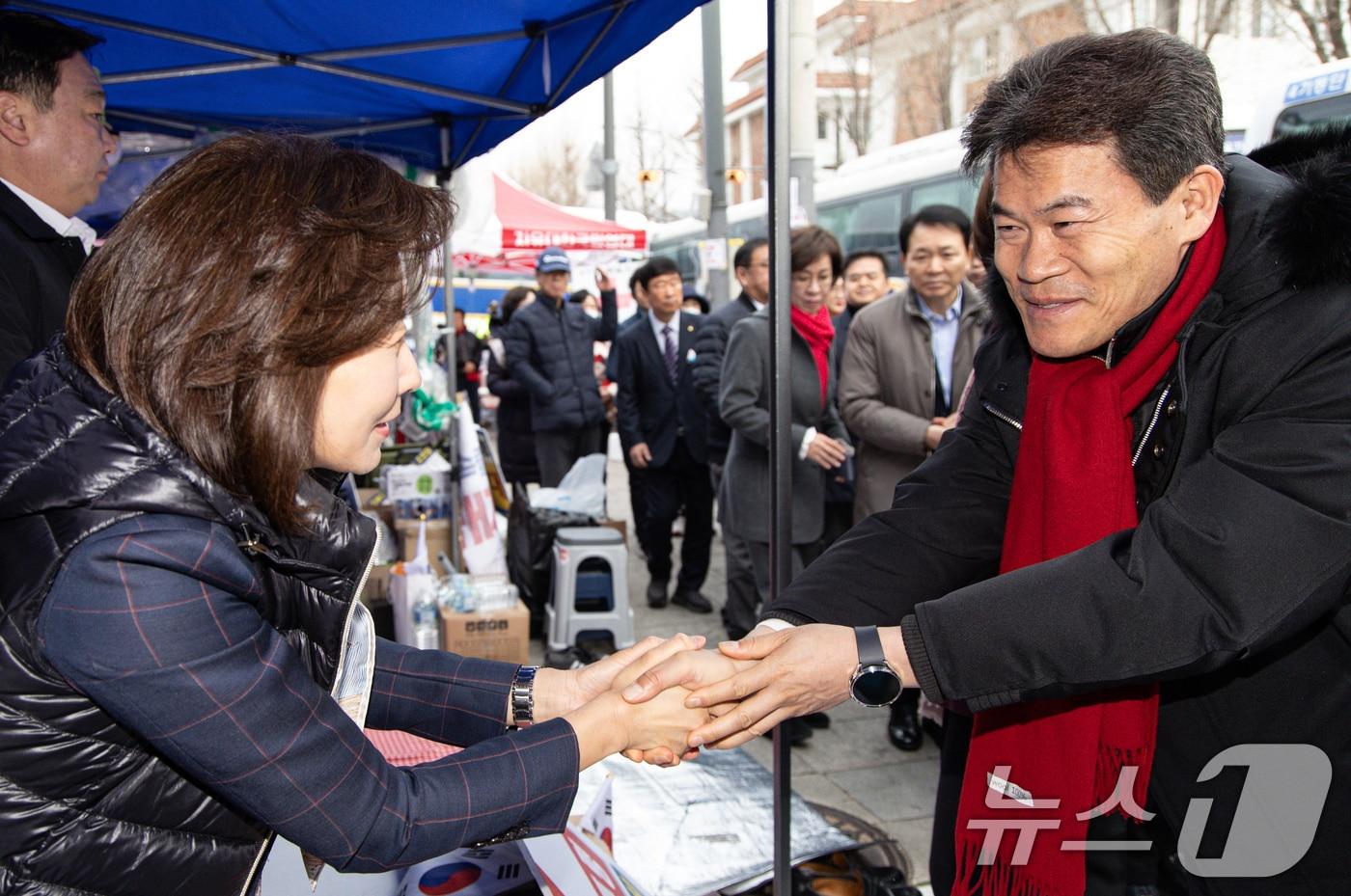 한국사 강사 전한길 씨가 24일 오전 서울 종로구 헌법재판소 앞에서 윤석열 대통령 탄핵 각하 촉구 릴레이 시위에 나선 나경원 의원과 악수하고 있다. 2025.3.24/뉴스1 ⓒ News1 이재명 기자