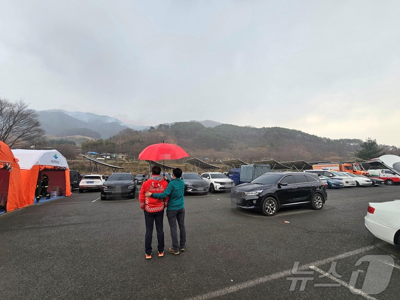 본문 이미지 - 24일 오전 8시 15분께 산청 양수발전소 주차장에서 경남도 관계자들의 비의 상황을 지켜보고 있다. 2025.3.24/뉴스1 한송학기자