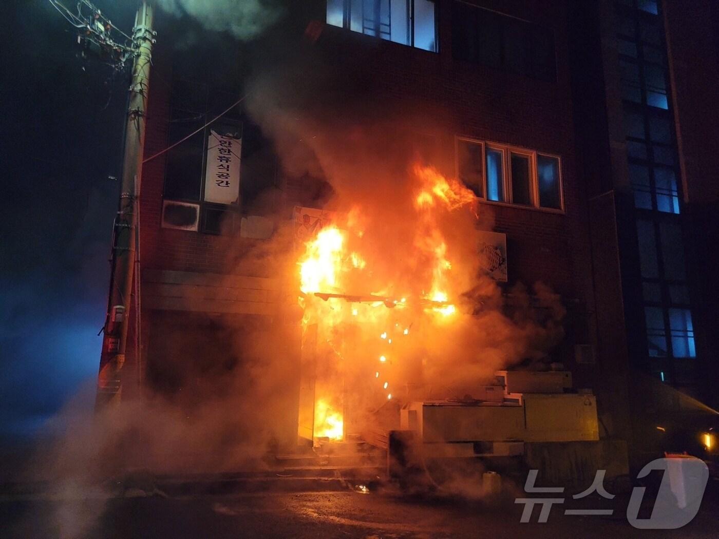 본문 이미지 - 23일 밤 11시 23분쯤 제주시 일도2동의 한 횟집에서 화재가 발생했다.(제주도 소방안전본부 제공, 재판매 및 DB금지)./뉴스1