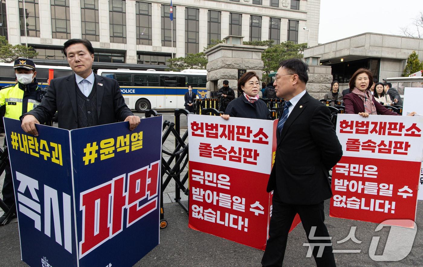 이광희 더불어민주당 의원이 24일 오전 서울 종로구 헌법재판소 앞에서 1인 시위 자리를 두고 국민의힘 김정재, 김미애 의원과 언쟁을 벌이고 있다. 2025.3.24/뉴스1 ⓒ News1 이재명 기자