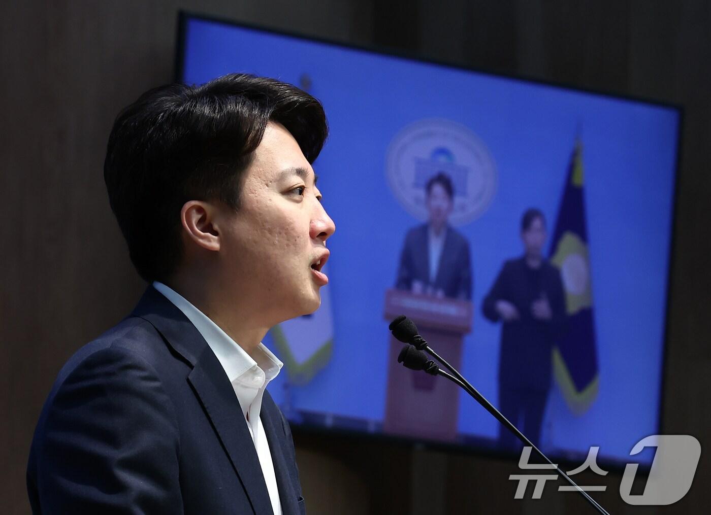 본문 이미지 - 이준석 개혁신당 의원이 24일 오전 서울 여의도 국회 소통관에서 안철수 의원, 유승민 전 의원, 한동훈 전 대표 등에 연금개혁 저지를 위한 회동을 제안하는 기자회견을 하고 있다. 2025.3.24/뉴스1 ⓒ News1 김민지 기자