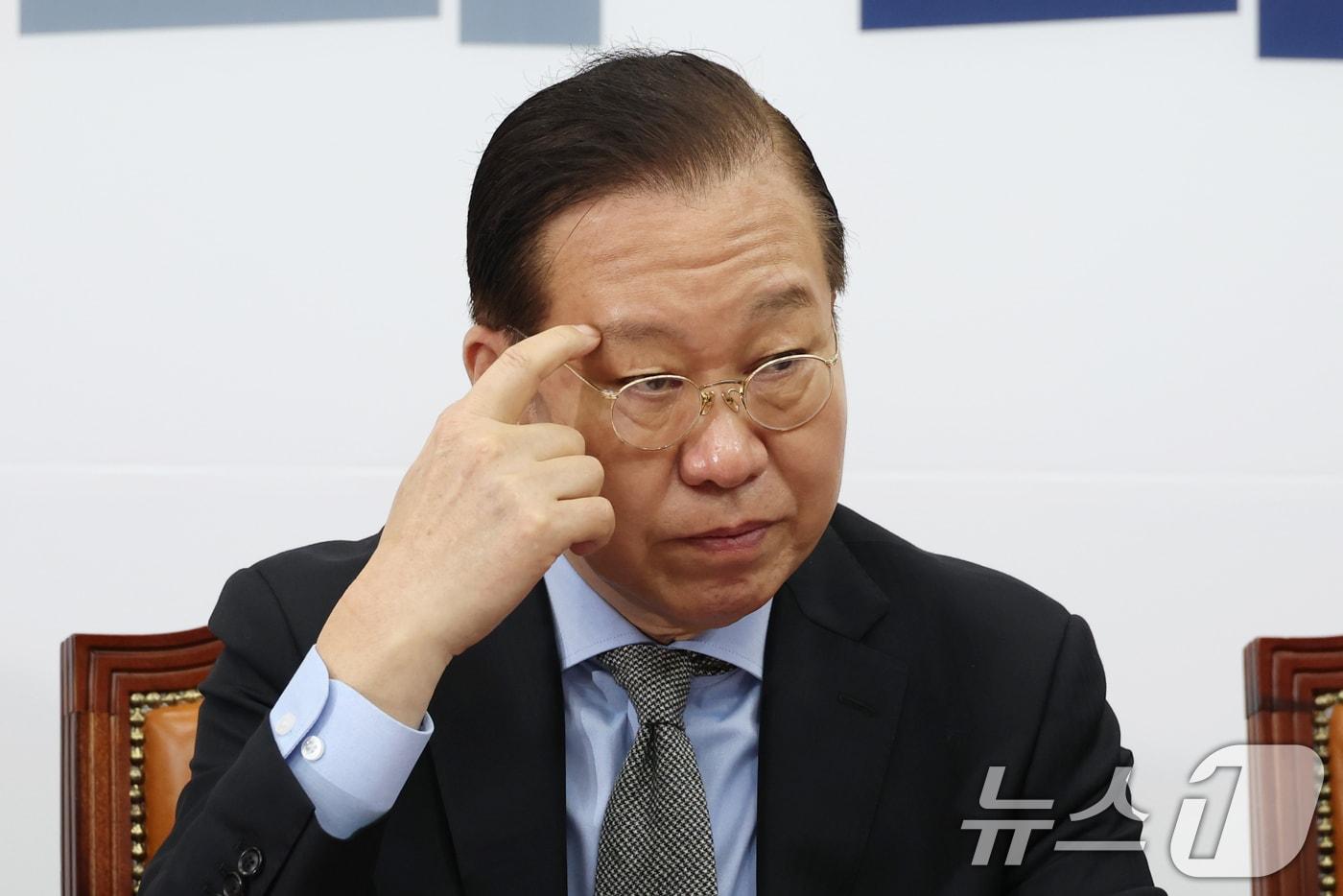 본문 이미지 - 권영세 국민의힘 비상대책위원장이 24일 오전 서울 여의도 국회에서 열린 비상대책위원회의에서 생각에 잠겨 있다. 2025.3.24/뉴스1 ⓒ News1 이광호 기자