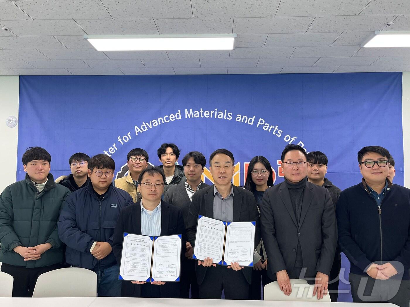 본문 이미지 - 공주대 첨단분말소재부품센터와 ㈜이피에스텍 관계자들이 인공위성 첨단소재·부품 국산화를 위한 연구 업무협약을 체결한 뒤 기념촬영을 하고 있다. (공주대 제공. 재판매 및 DB금지) /뉴스1