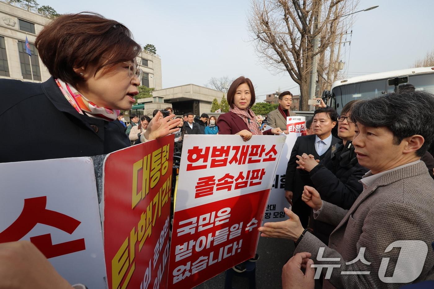 본문 이미지 - 국민의힘 김정재 의원과 더불어민주당 윤건영 의원 등이 24일 오전 서울 종로구 재동 헌법재판소 앞에서 1인 시위에 대한 의견 충돌로 설전을 벌이고 있다. 2025.3.24/뉴스12025.3.24/뉴스1 ⓒ News1 박정호 기자